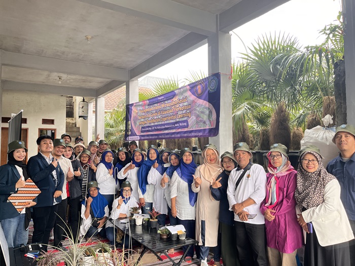 KOMPAK: Panitia dan peserta wirausaha sosial RW 18, Purwantoro, Blimbing, foto bersama setelah penyampaian materi.