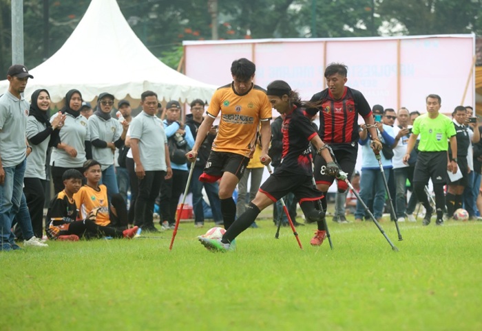 SENGIT: Tim dari Persama Malang melawan Persaid Jember di mini soccer Stadion Gajayana, Malang, kemarin (22/6).