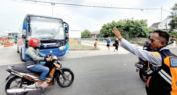 LEBIH TERATUR: Petugas Terminal Tipe A Arjosari mengatur bus jurusan Malang-Surabaya yang hendak berangkat kemarin siang.