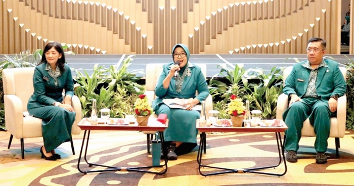 SINERGI: Ketua TP PKK Kota Malang Hanik Andriani Wahyu Hidayat (tengah) memberikan motivasi kepada para anggota.