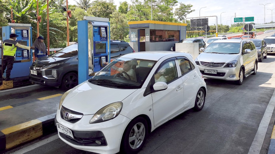 Antrean kendaraan masuk Malang lewat gerbang Tol Madyopuro. (Dokumen Radar Malang)