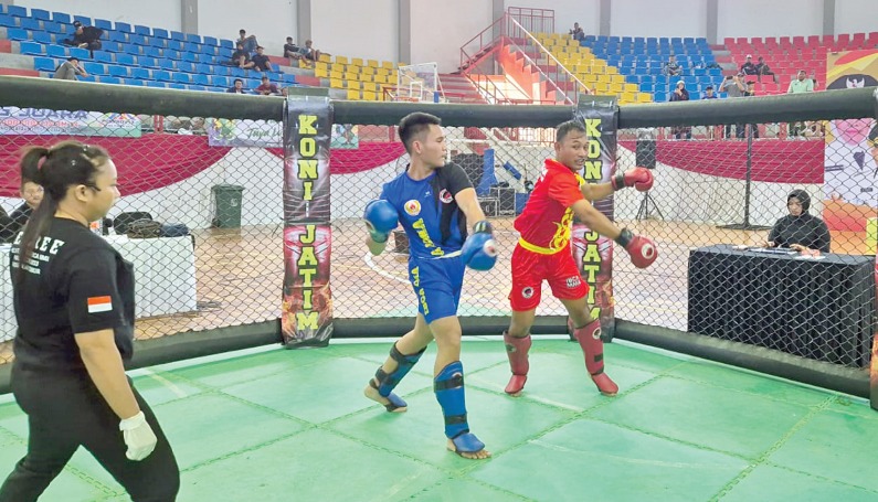 BERTANDING: Pertandingan Cabor IBCA MMA dalam Porprov IX Jatim 2025 mulai digelar di GOR Kanjuruhan kemarin (22/6).