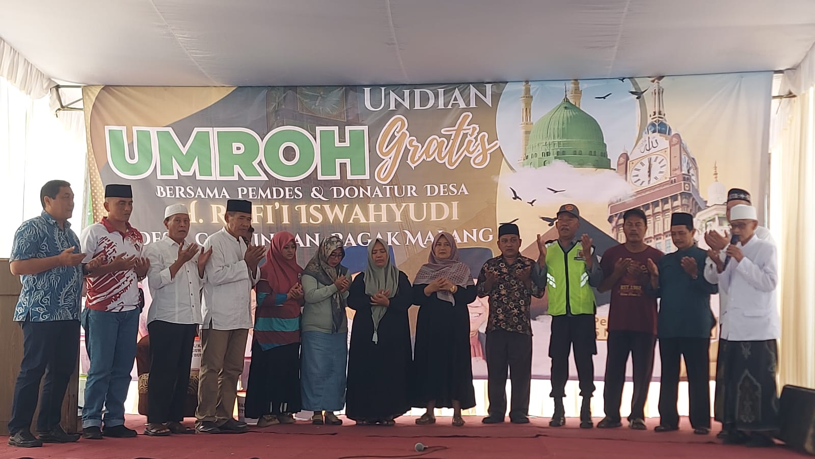GRATIS: Sebanyak sembilan warga Desa Gampingan, Kecamatan Pagak, Kabupaten Malang, terpilih sebagai penerima hadiah umroh dari program CSR PT Alam Sinar.