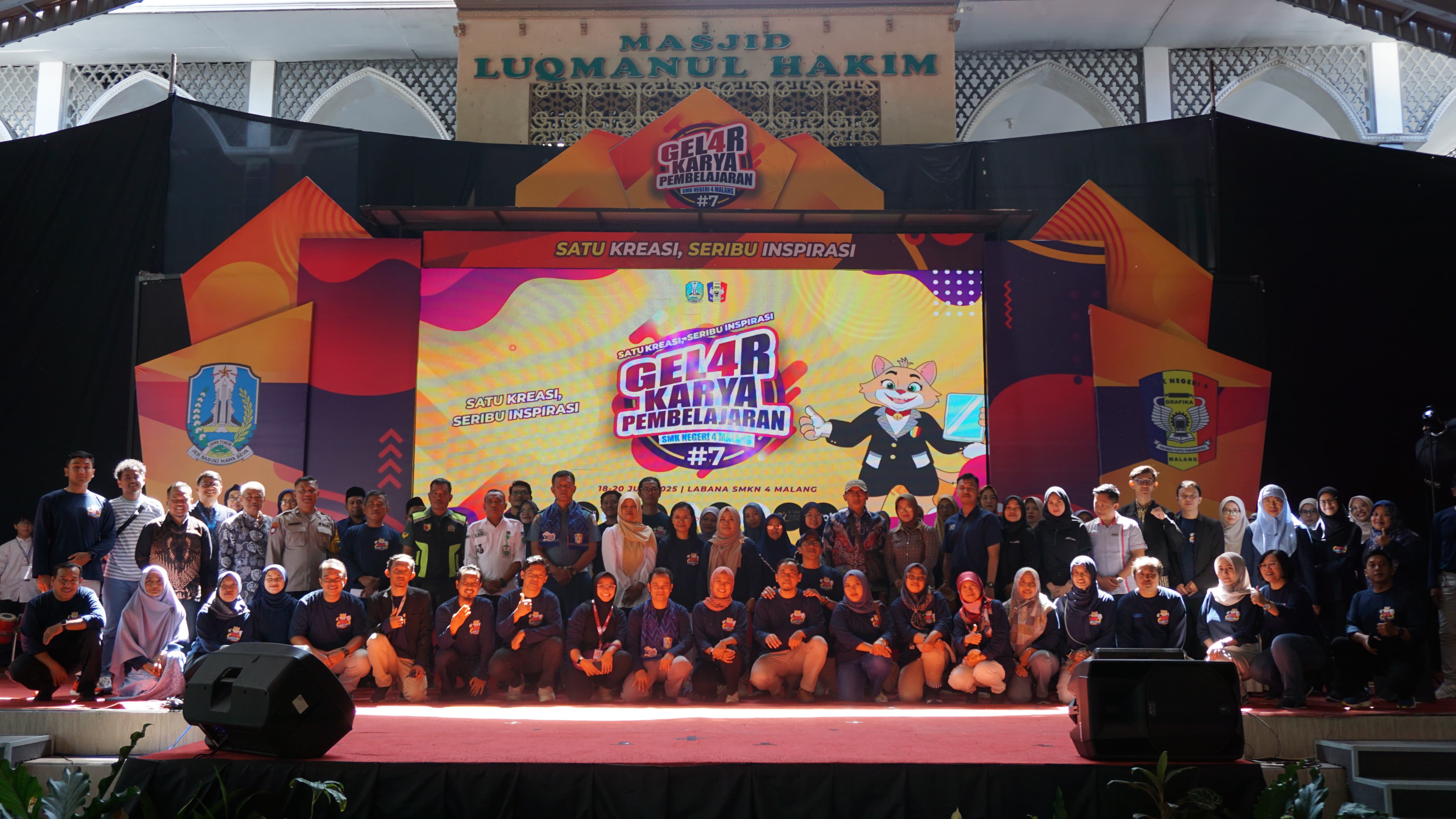 SUKSES BESAR : Foto bersama seluruh panitia Gelar Karya Pembelajaran (GKP)#7 SMKN 4 Malang pada 18-20 Juni, kemarin.