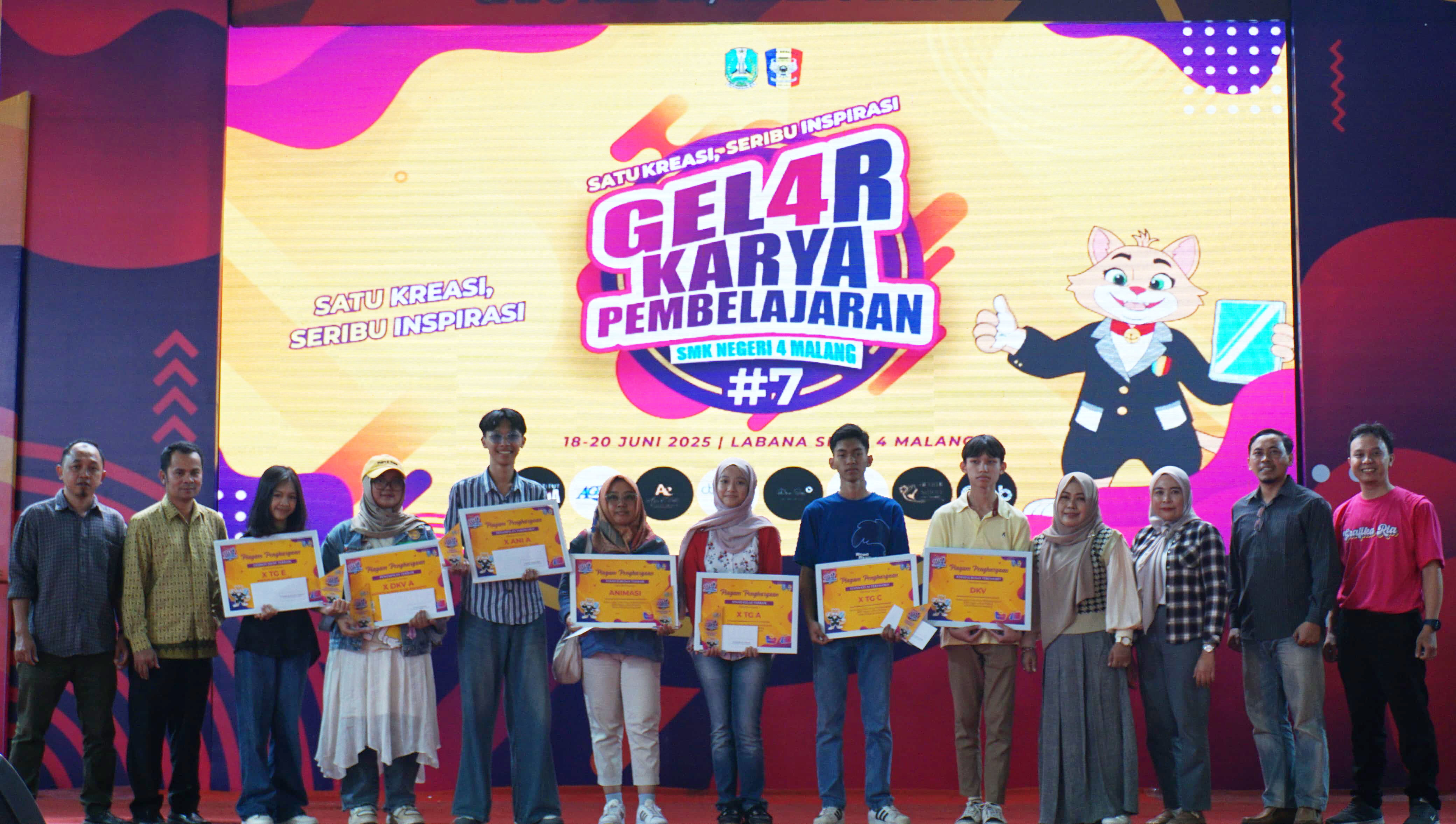 TERBAIK : Pemberian penghargaan PJBL di masing-masing jurusan dan stan terbaik oleh Wakil Kepala SMKN 4 Malang Bidang Kurikulum Eko Wahyudi SPd (dua dari kanan) saat GKP#7 di SMKN 4 Malang.