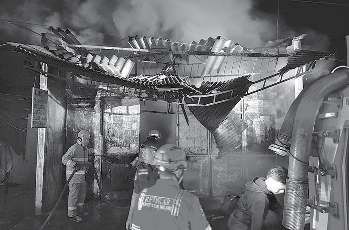 KORSLETING LISTRIK: Api masih berkobar ketika tim damkar Kabupaten Malang tiba di lokasi.