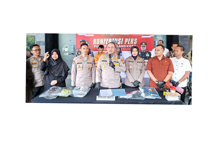 SEMPAT MENGINAP BERSAMA: Kapolresta Malang Kota Kombes Pol Nanang Haryono (pegang mic) memimpin jalannya konferensi pers kasus pembunuhan di sebuah losmen, kemarin.
