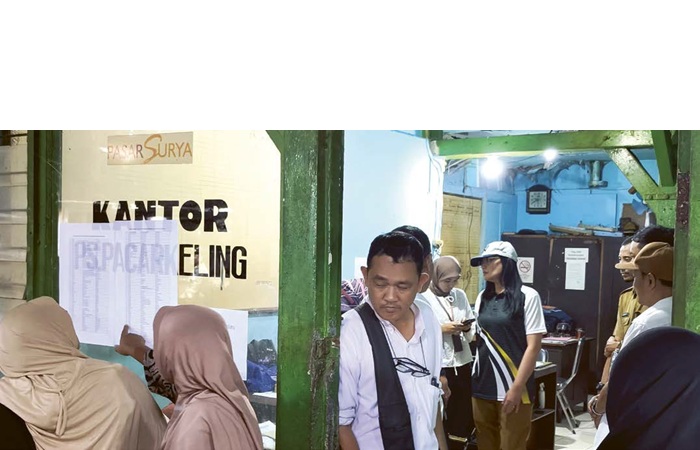TERTIB: Sebanyak 80 pedagang stan los Pasar Pacar Keling dipindah ke area yang tidak terdampak pengerjaan jalan baru Tambang Boyo kemarin (23/6). Sebanyak 53 lainnya direlokasi ke Pasar Tambahrejo dan