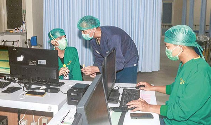 MASIH TERKENDALI: Tenaga medis di IGD RSUD Bhakti Dharma Husada menyiapkan bed perawatan pasien. Mereka siap memberikan pelayanan ke pasien Covid-19.