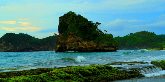 Foto pemandangan pantai Bajulmati