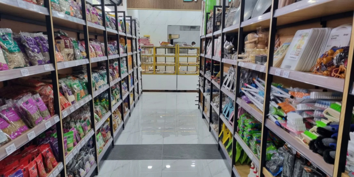 Foto rak barang di swalayan