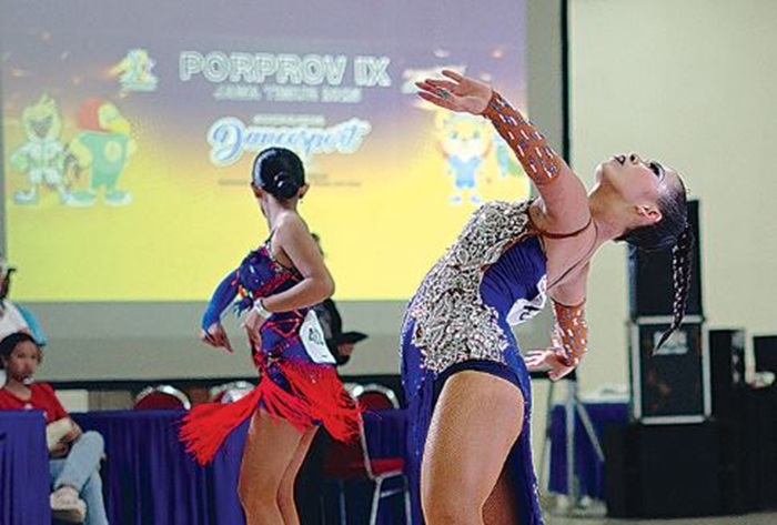 ON FIRE: Atlet Dance Sport Kota Malang beraksi dalam gelaran Porprov IX Jatim di Islamic Center Kota Malang pada Minggu lalu (22/6).