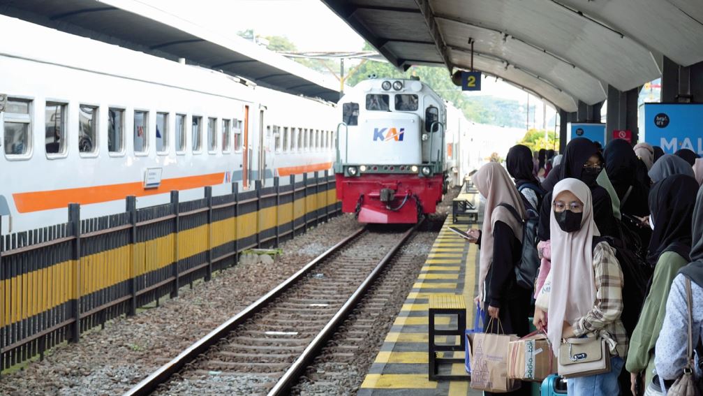 TRANSPORTASI FAVORIT: Para penumpang kereta api menunggu keberangkatan di Stasiun Malang beberapa waktu lalu