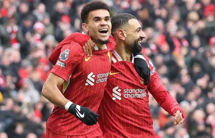 SATU LAGI: Mohamed Salah dan Luis Diaz yang tampil tajam membutuhkan striker tengah yang bisa menopang mereka di lini serang Liverpool.