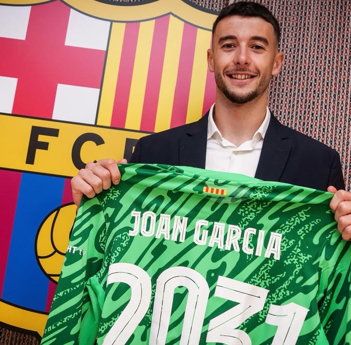 HEBAT: Joan Garcia direkrut Barcelona dari rival sekota mereka Espanyol.