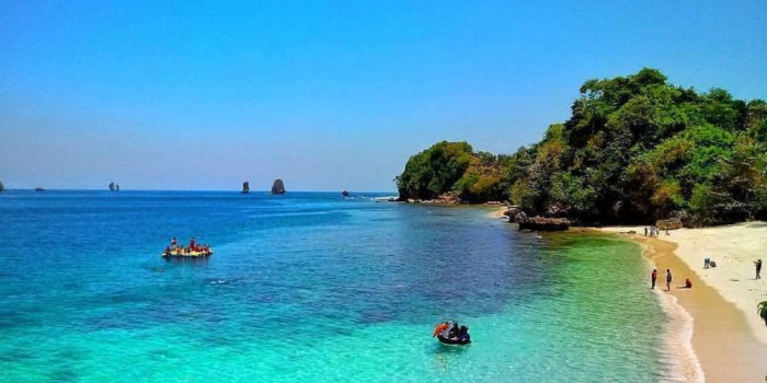 Foto pemandangan pantai Gatra