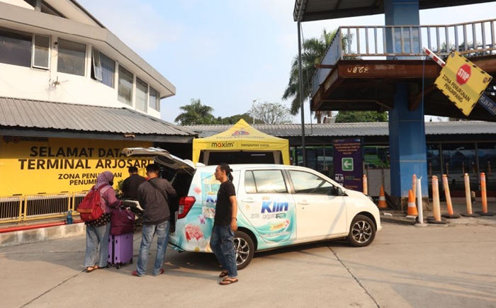 HANYA BOLEH MENGANTAR: Titik penurunan penumpang ojek online sudah disediakan di dalam Terminal Arjosari.