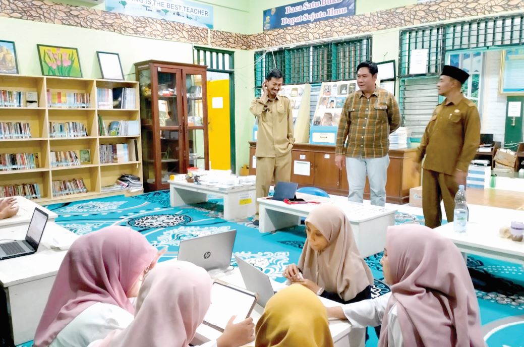 CEK KESIAPAN: Wakil Ketua DPRD Gresik Lutfi Dhawam (dua dari kanan) melihat kesiapan jaringan dan operator di SMPN 3 Gresik kemarin  (24/6).