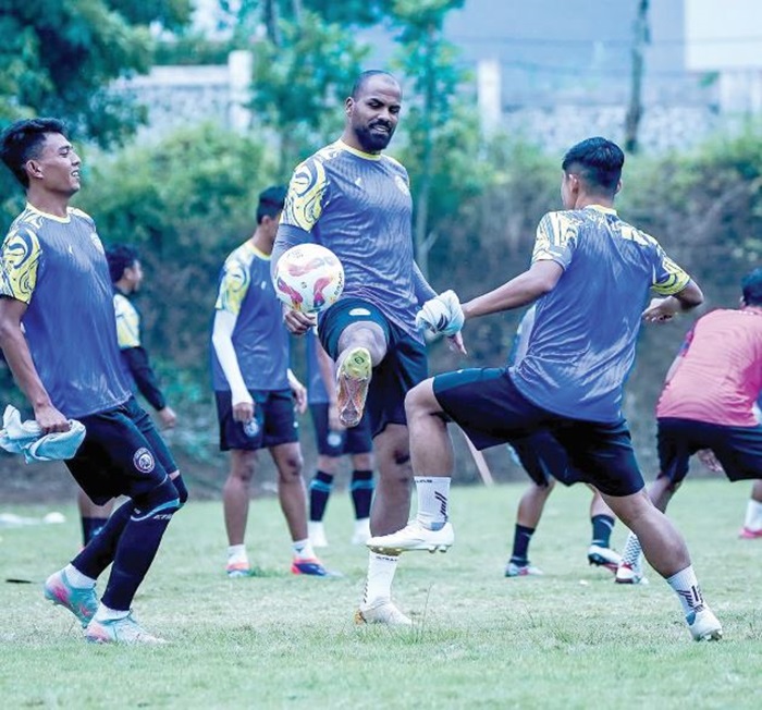 MULAI AKTIF: Thales Lira (tengah) mengikuti sesi latihan Arema FC di Lapangan Sepak Bola Universitas Brawijaya kemarin.