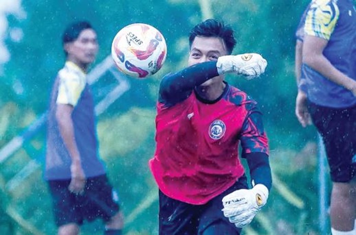 SIAP KERJA KERAS: Andrian Casvari (kiri) melepaskan umpan dalam sesi internal game Arema FC di Lapangan Sepak Bola Universitas Brawijaya kemarin.