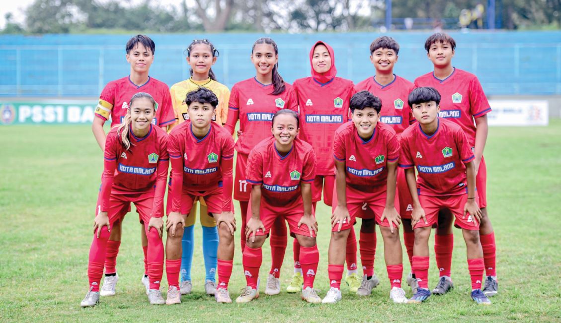 ON FIRE: Tim Sepak Bola Putri Kota Malang bersiap menghadapi Kota Surabaya di Stadion Brantas, Batu pada Selasa lalu (24/6).