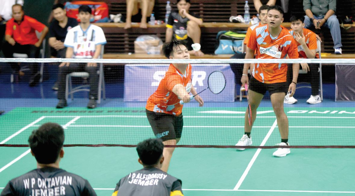 BERPELUANG RAIH EMAS: Pebulu tangkis Kabupaten Malang Crisandy Santosa (kiri) dan Zaffarul Fikri mengembalikan shuttlecock dari ganda putra Kabupaten Jember di GOR URAHA, Kabupaten Malang, kemarin.