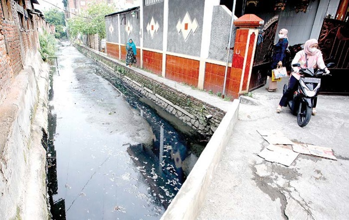 BERCAMPUR LIMBAH: Kondisi Saluran Afvour Buntung, Taman, mengalami sedimentasi tinggi akan dinormalisasi DPUBMSDA kemarin (25/6).