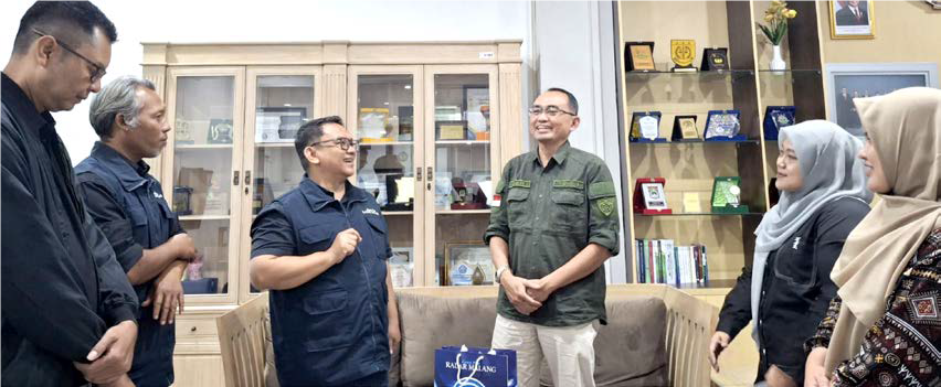 SINERGI LINTAS SEKTOR: Jawa Pos Radar Malang melakukan kunjungan ke Kantor BPJS Kesehatan Cabang Malang dan berdiskusi bersama Kepala BPJS Kesehatan Cabang Malang Yudhi Wahyu Cahyono, kemarin (25/6).