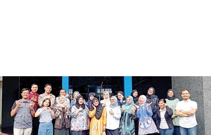 PERKUAT LITERASI: Antusias 20 guru mengikuti Diklat Jurnalistik Guru SMA/MA Kota Malang dan Kota Batu di Kantor Jawa Pos Radar Malang, Rabu (25/6).