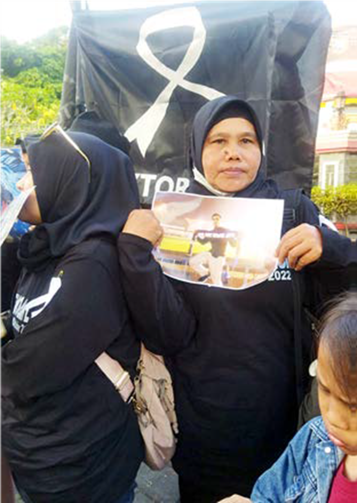 TUNTUT KEADILAN: Kartini, warga Desa Gajahrejo, Kecamatan Gedangan, Kabupaten Malang menunjukkan foto anaknya ketika mengikuti aksi damai, beberapa waktu lalu.