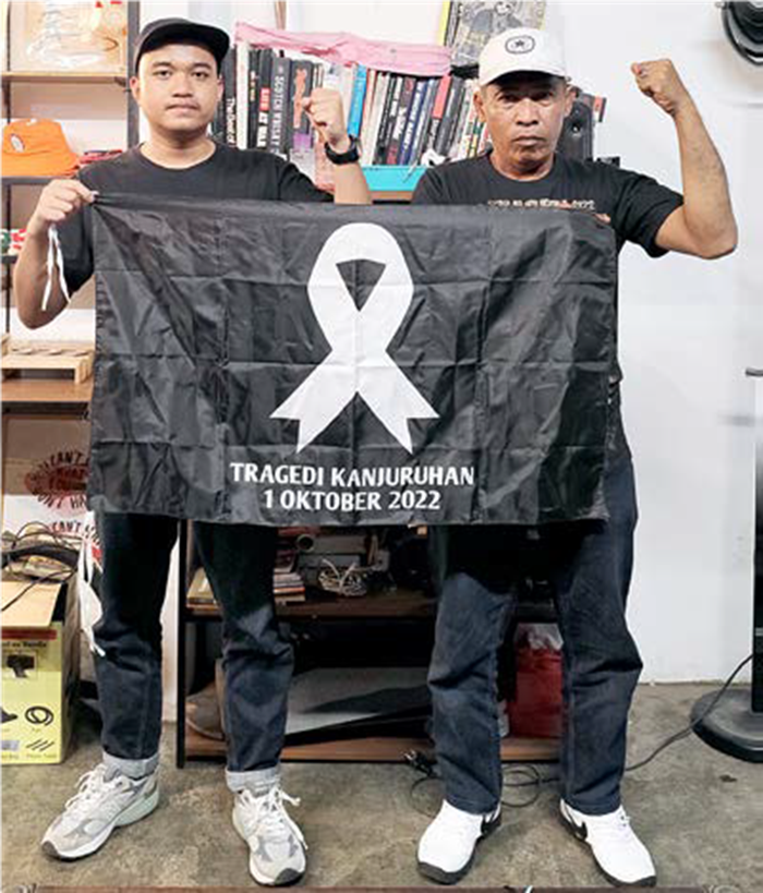 PANTANG MENYERAH: Rizal Putra Pratama (kiri) setelah melakukan konsolidasi dan rapat untuk acara peringatan 1.000 hari tragedi Kanjuruhan di Jakarta Selatan, kemarin (25/6).
