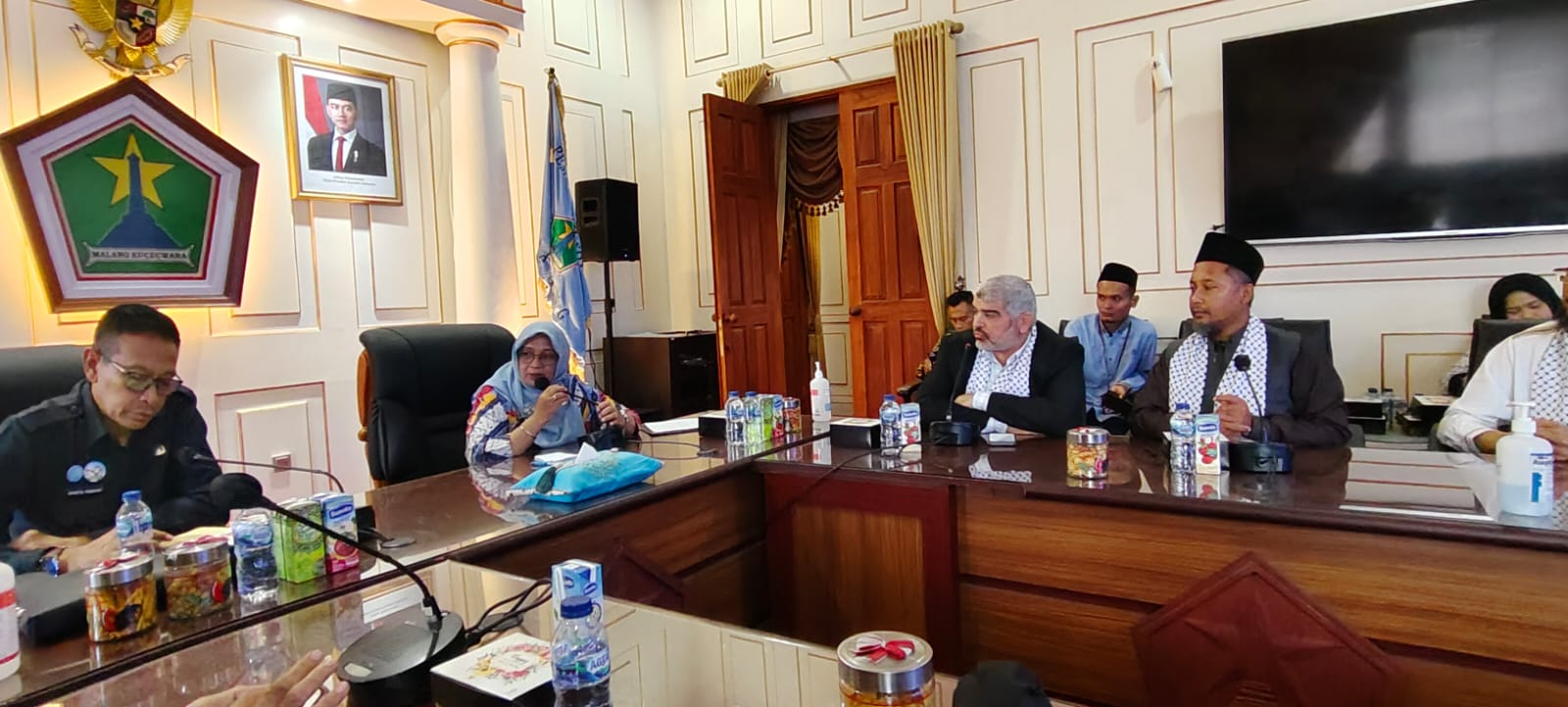 YANG TERBAIK: Wahyu Hidayat saat menerima kunjungan delegasi Palestina Syaikh Dr. Ahed Al Atta, Direktur Yayasan Persahabatan dan Studi Peradaban (YPSP) di ruang rapat Wali Kota (26/6).