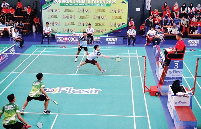 BELUM MAKSIMAL: Pebulu Tangkis Kabupaten Malang Crisandy Santosa dan Zaffarul Fikri (kanan) bertanding melawan Kota Surabaya di GOR URAHA, Kabupaten Malang, kemarin.
