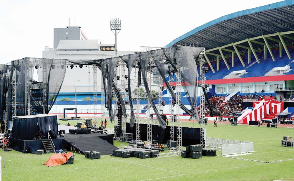 PERSIAPAN: Panggung untuk upacara pembukaan Porprov IX Jatim terpasang di Stadion Gajayana kemarin siang.