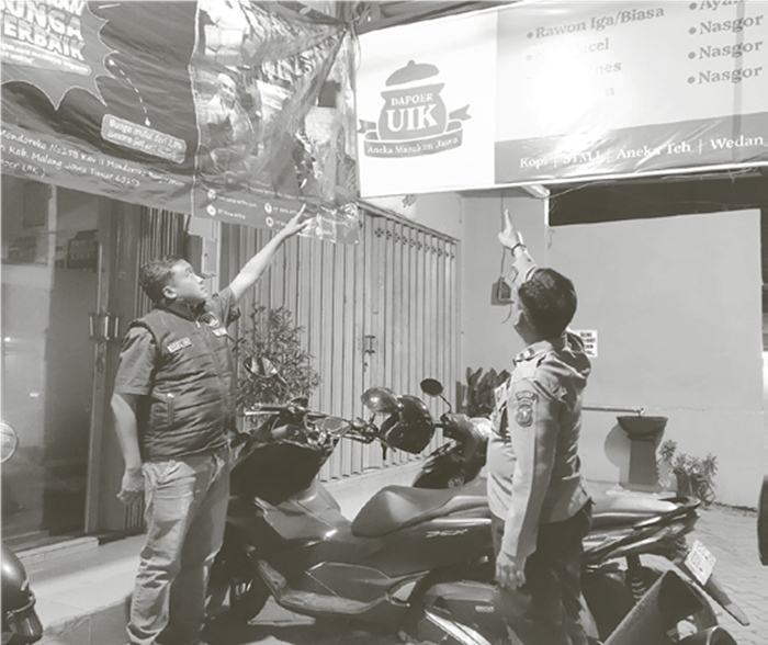 CURANMOR: Petugas melakukan olah TKP di Jalan Raya Mondoroko, Desa Banjararum, Kecamatan Singosari kemarin (26/6).