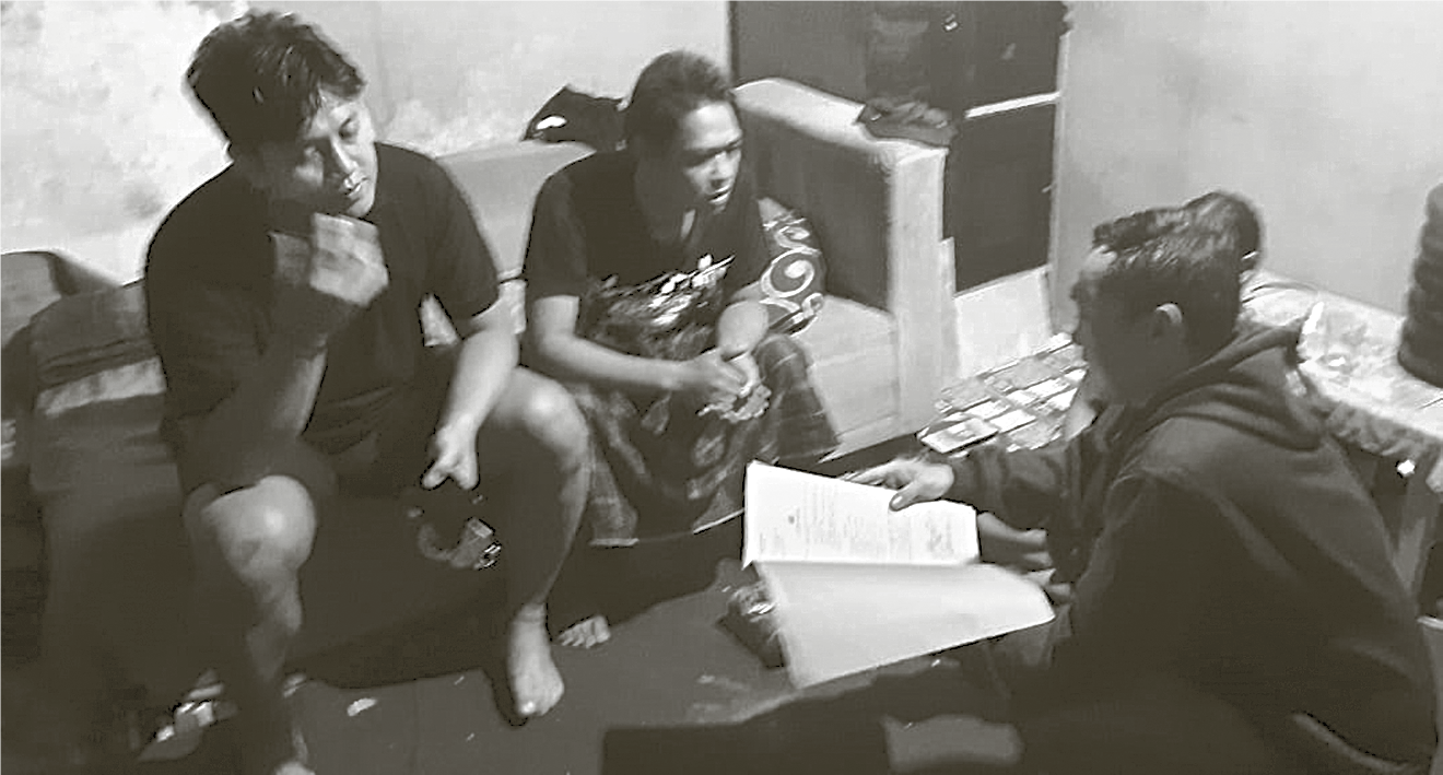 PENCURI: Jumari, warga Sumberkradenan, Kecamatan Pakis (tengah) diinterogasi polisi di rumah saudaranya, Rabu lalu (25/6).