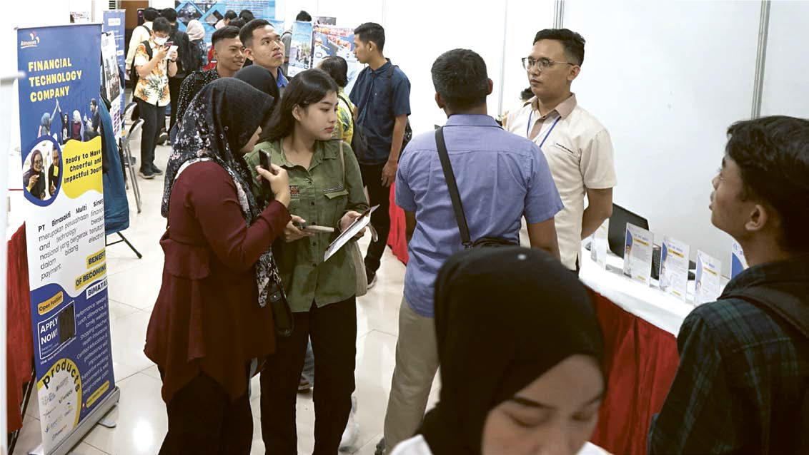 CARI PELUA NG: Job fair yang digelar rutin disperinaker selalu dipadati pencari kerja dari dalam dan luar Surabaya.