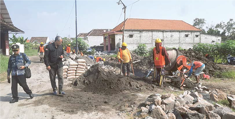 CEK PEKERJAAN: Komisi III DPRD Gresik melakukan inspeksi pengerjaan proyek betonisasi kemarin siang.