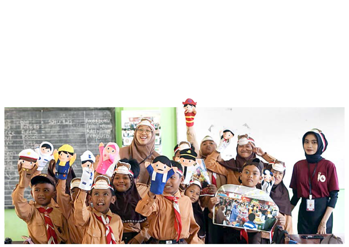 BERBAGI PENGALAMAN: Relawan Kelas Inspirasi Malang belajar bersama dengan siswa menggunakan alat peraga berupa boneka tangan beberapa waktu lalu.