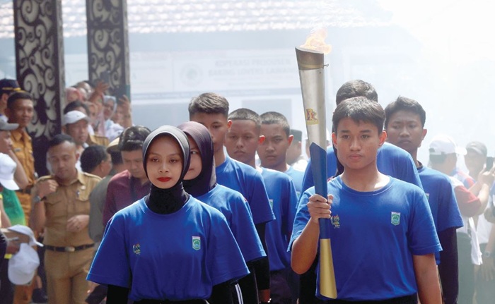 KIRAB: Pemuda Kabupaten Malang membawa obor api Porprov IX Jatim pada Senin (23/6) lalu.