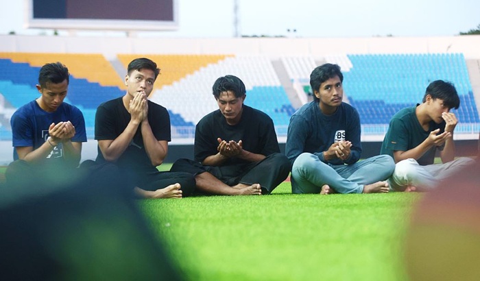135 BUKAN SEKADAR ANGKA: Pemain-pemain Arema FC memanjatkan doa bersama untuk korban tragedi Kanjuruhan setelah menjalani sesi latihan, kemarin sore.