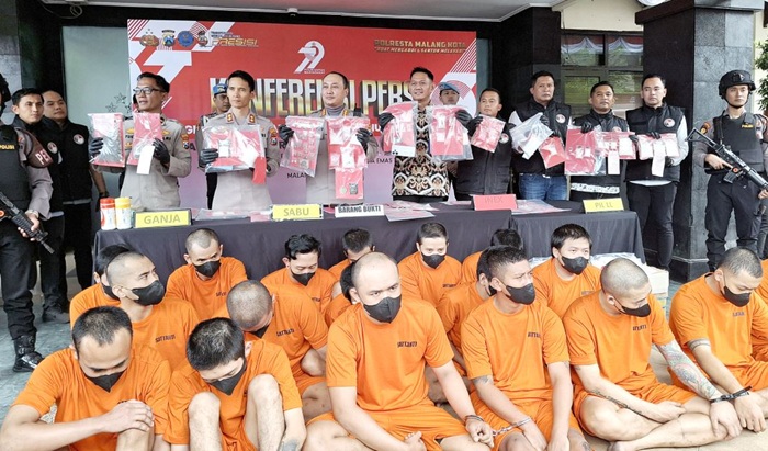 DIDOMINASI LAKI-LAKI: Polresta Malang Kota menunjukkan sejumlah tersangka penyalahgunaan narkoba yang ditangkap dalam enam bulan terakhir.