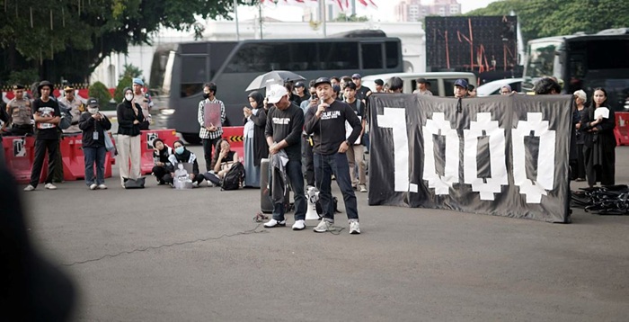 PANTANG LELAH: Rizal Putra Pratama, warga Kecamatan Tumpang, Kabupaten Malang menyampaikan orasi di depan Istana Negara, kemarin.