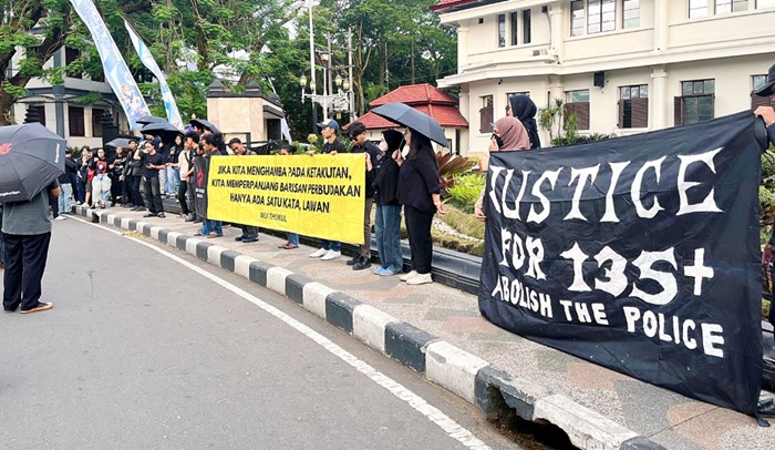 MERAWAT INGATAN: Aksi Kamisan di depan Balai Kota Malang mengangkat tema 1.000 hari tragedi Kanjuruhan, kemarin.