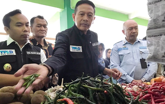 PANTAU LANGSUNG: Wali Kota Malang Wahyu Hidayat dan Wakil Wali Kota Malang Ali Muthohirin mengunjungi salah satu pedagang di Pasar Mergan, kemarin.