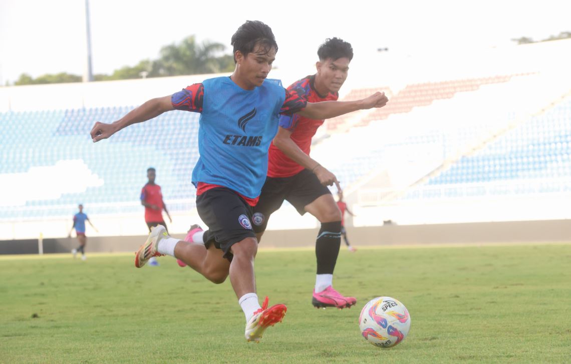 TIDAK MELUPAKAN: Hamzah Titofani (kiri) menjalani sesi latihan di Stadion Kanjuruhan kemarin. 