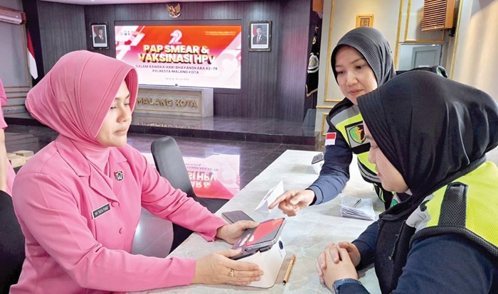SADAR KESEHATAN: Anggota Bhayangkari Polresta Malang Kota melakukan deteksi dini kanker serviks kemarin.