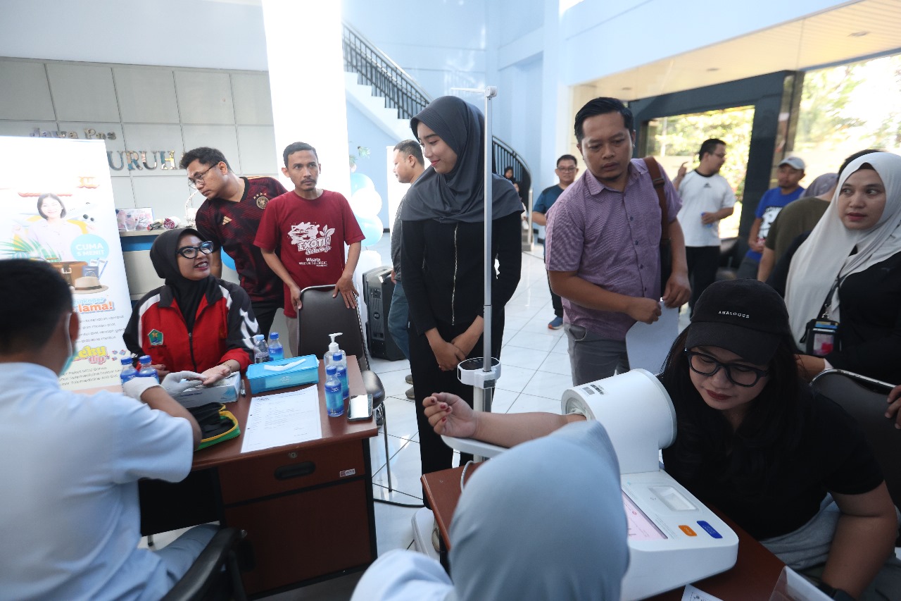 GANDENG RS WAVA HUSADA: Karyawan Jawa Pos Radar Malang menjalani pemeriksaan kesehatan di kantor Jalan Pepen, Pakisaji, kemarin (26/6).