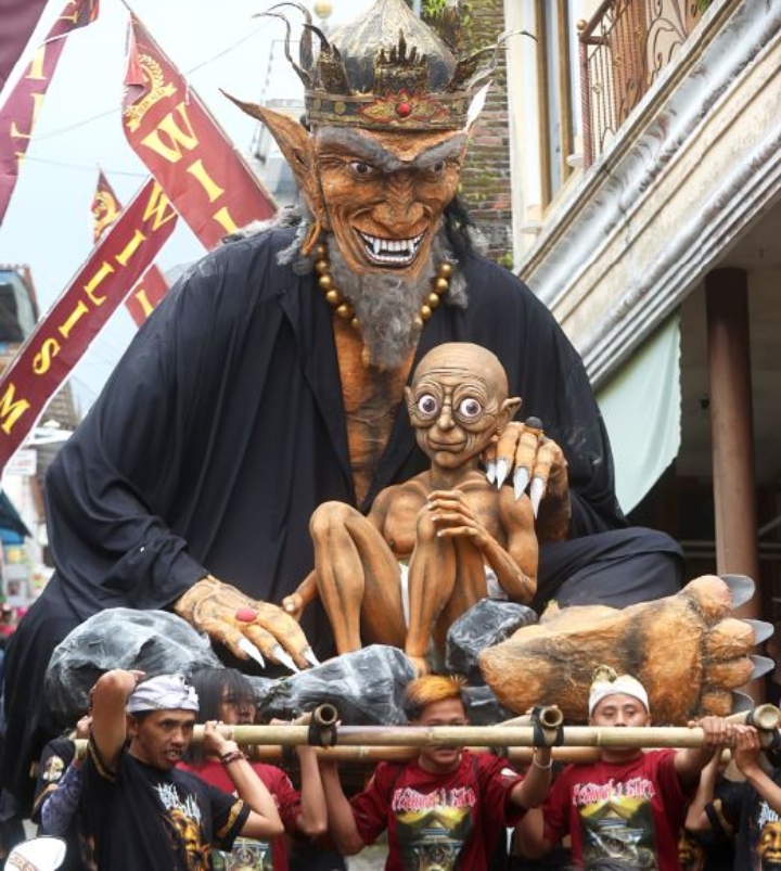 DISAMBUT MERIAH: Satu dari tiga sengkala atau ogoh-ogoh diarak warga menuju Pesarean Gunung Kawi, kemarin.