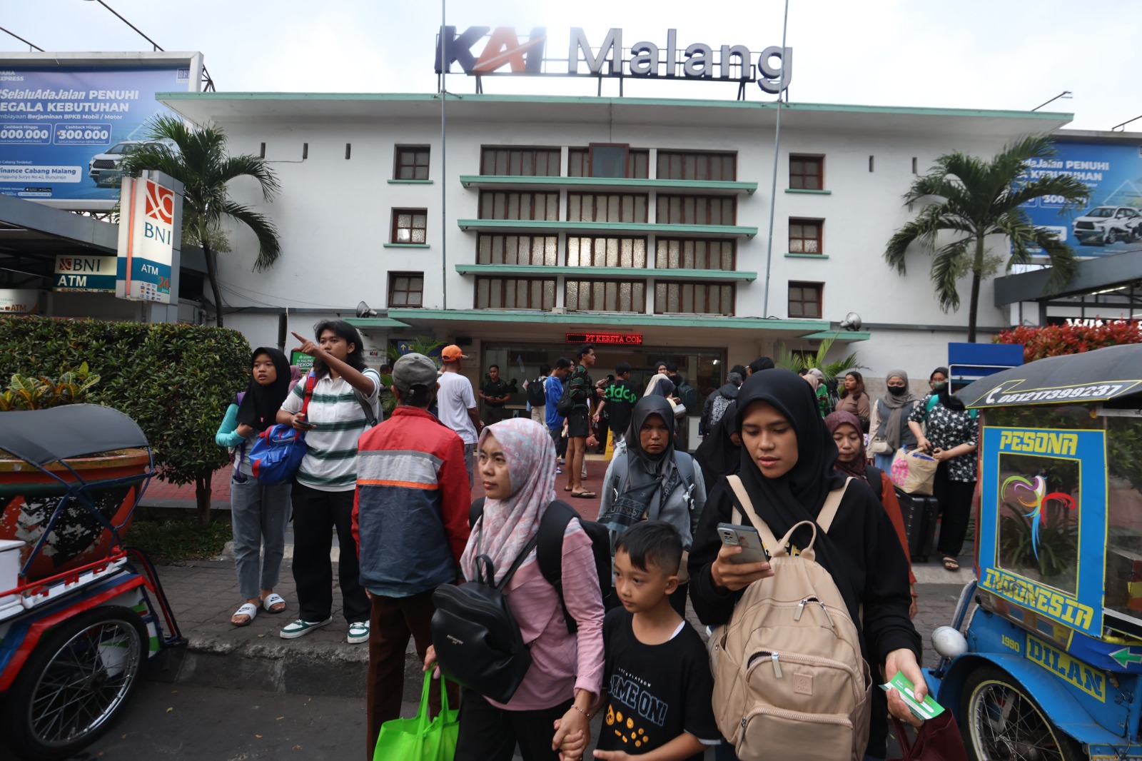 PADAT: Sejumlah penumpang KA keluar dari Stasiun Malang kemarin sore.